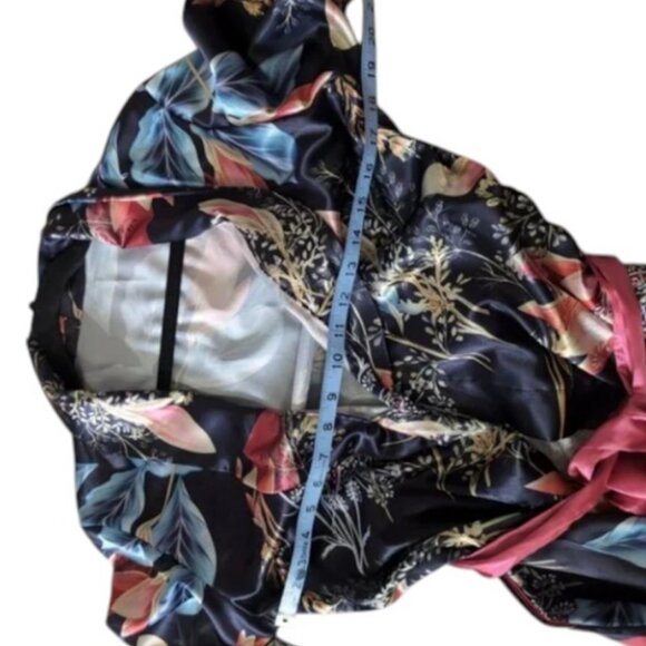 Vintage Geisha-style Japanese floral satin kimono robe size S - Picture 3 of 4